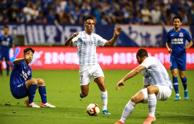 熊猫体育app-富力队员全力以赴，成功战胜对手