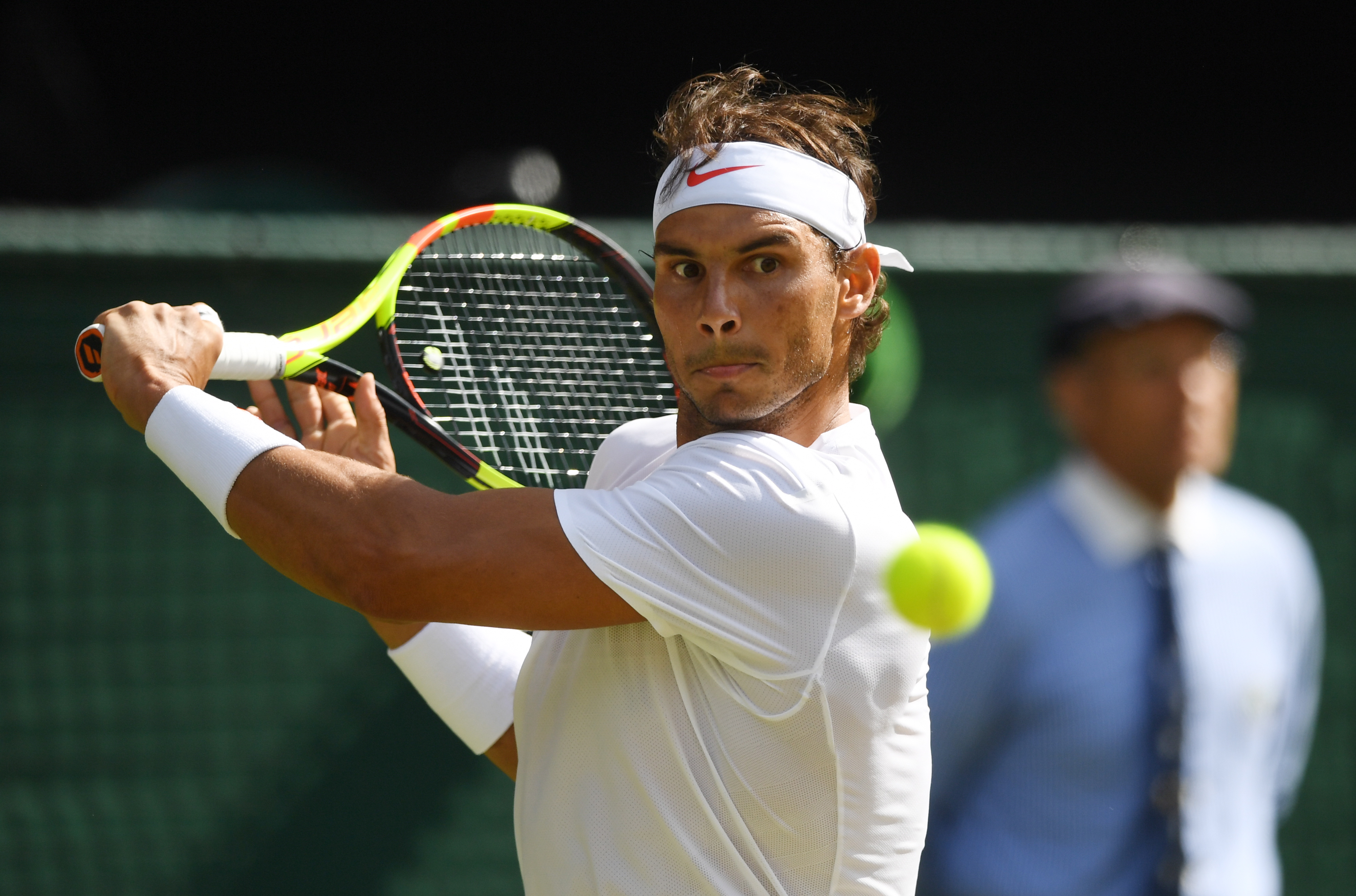 熊猫体育下载-英国网球队鏖战西班牙网球队，纳达尔惊艳世界