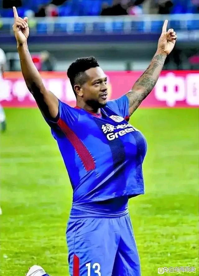 体育赛事直播-外援球员亮相足球场，大开眼界