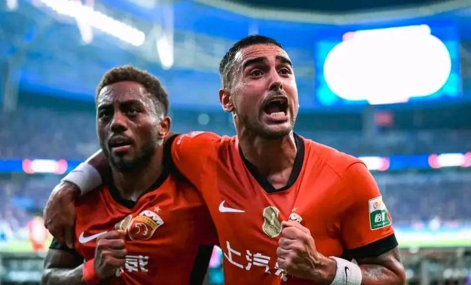 外援球员亮相足球场，大开眼界