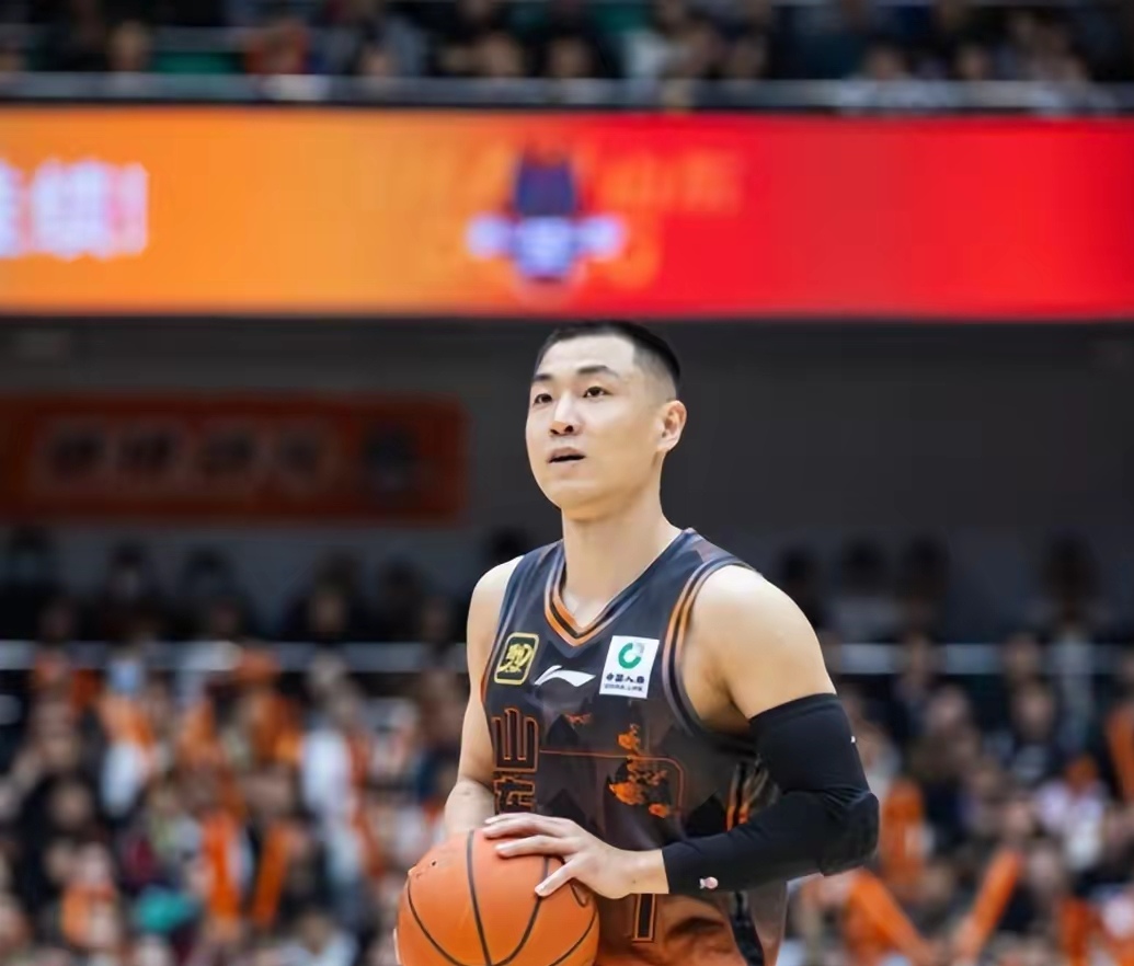 关于山东队主教练因伤离场，球队士气受挫的信息