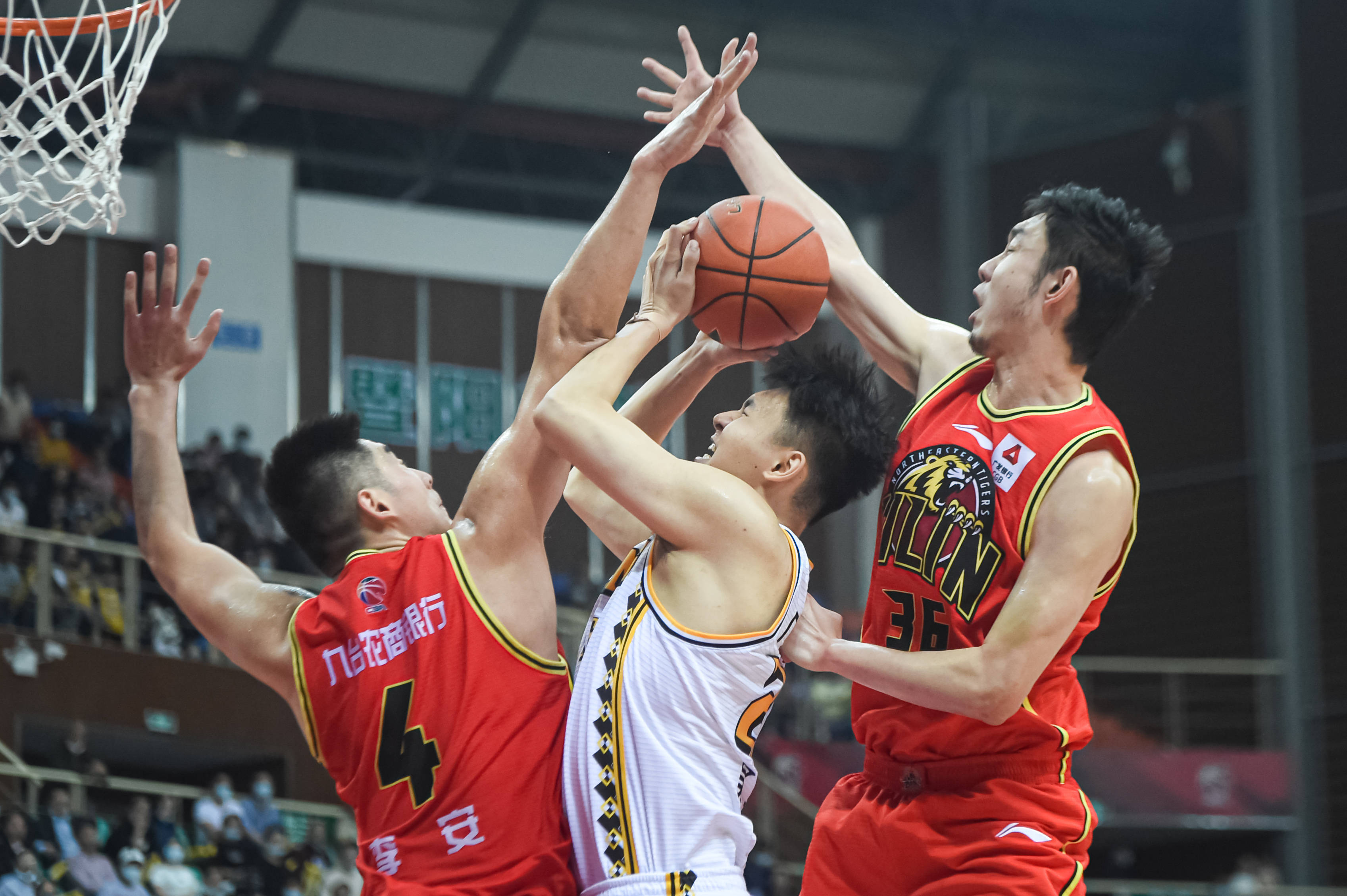 福建磐石客场告捷,山东银行不敌浙江广厦 福建磐石客场告捷,山东银行不敌浙江广厦