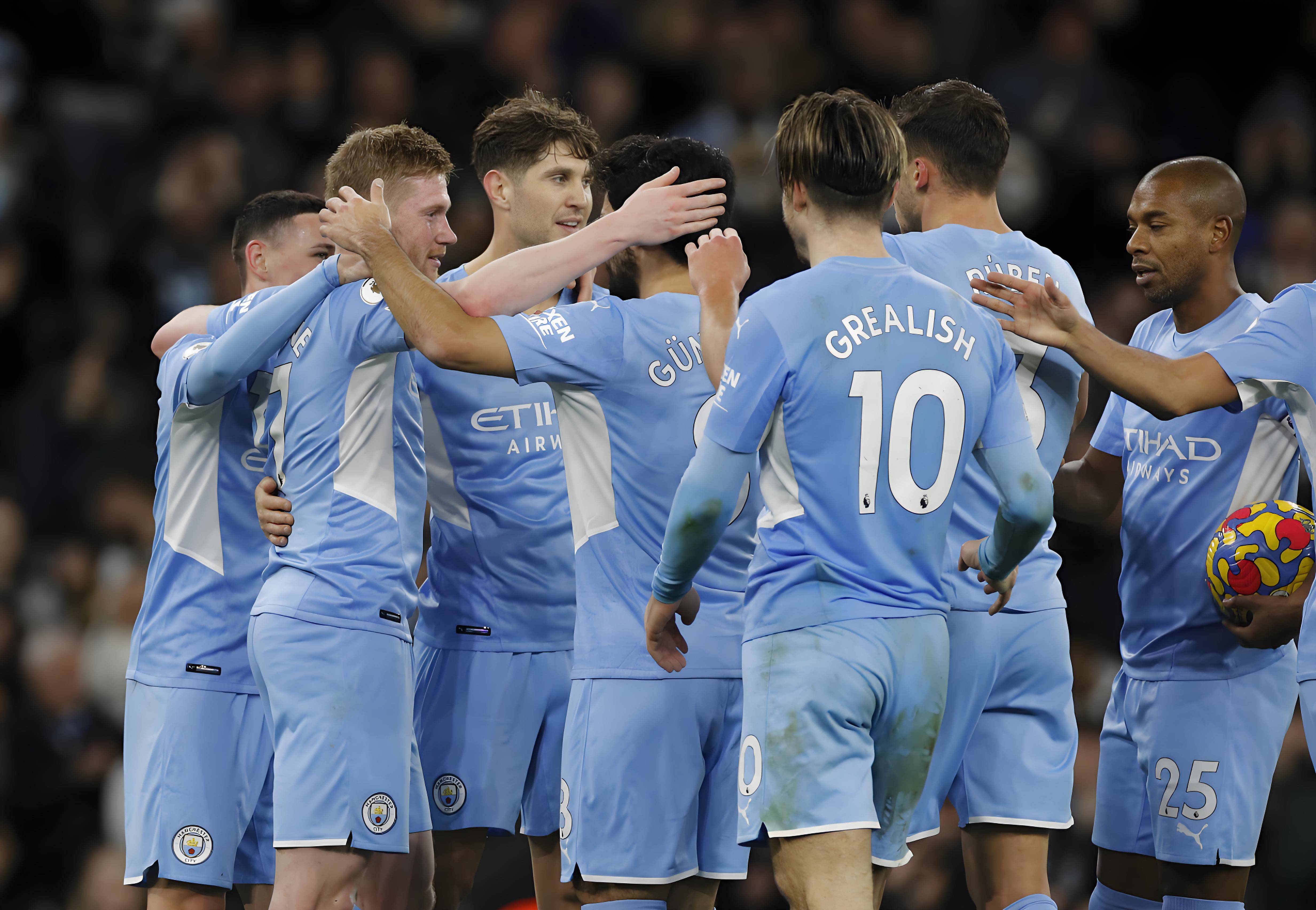 利兹联中场控球传球精准