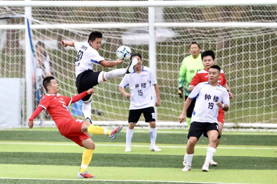 国内足球联赛竞争角逐近期上演